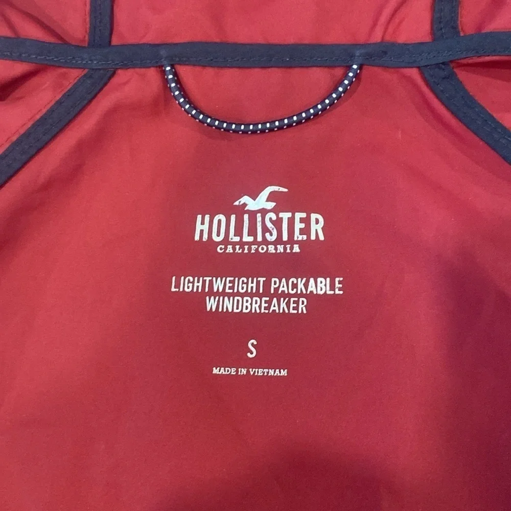 HOLLISTER long sleeve blue & red light weight packable Windbreaker Size Small - Picture 10 of 13
